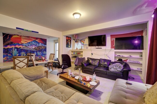 Building Photo - Huge U.W. Home Now Renting for September 2026