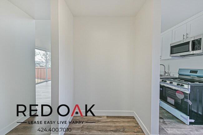 Building Photo - 2136 Cove Ave