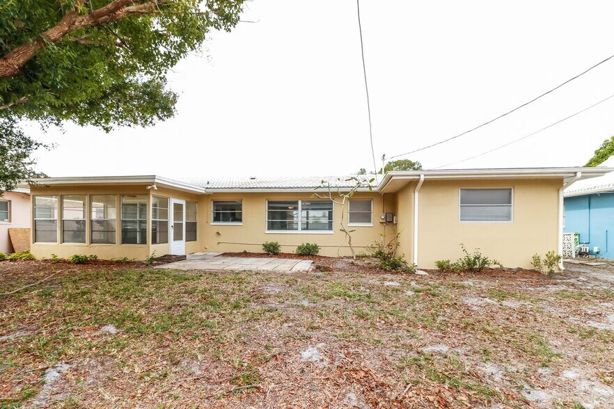 Building Photo - 2319 Surrey Ln