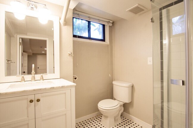 Building Photo - Adorable & Cozy NW 1 Bdr w/Fireplace + Hardwoods!