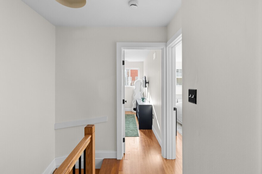 Building Photo - 125 Urell Pl NE