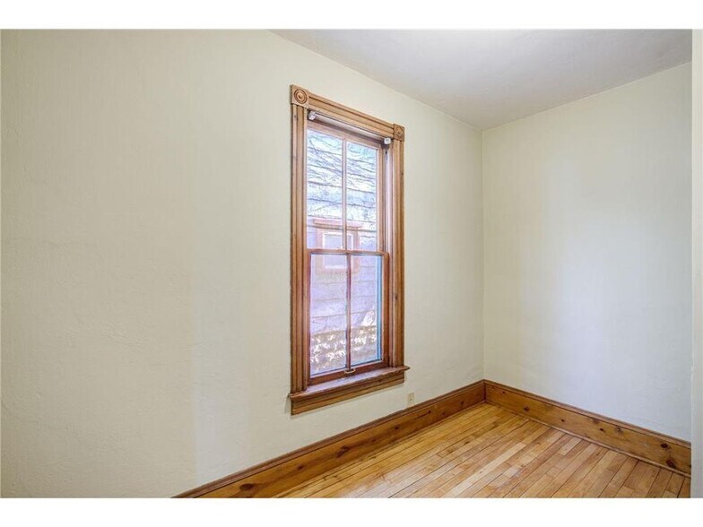 Building Photo - 657 Bedford St
