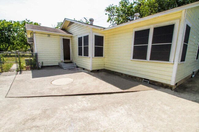 Building Photo - Close to Local Amenities and Downtown