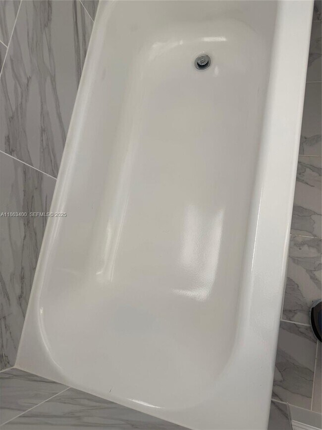 Building Photo - 1100 NE 1st Ct