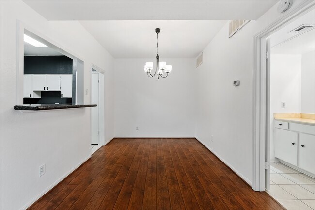 Building Photo - 2100 Tanglewilde St