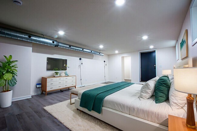 Building Photo - 116-118 N 32nd Avenue