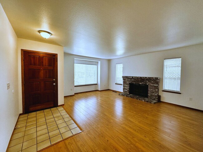 Building Photo - 2314 Sierra Creek Cir