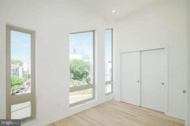 Building Photo - 2331 Frankford Ave