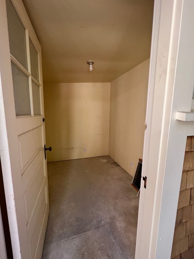 Building Photo - Charming 1 bedroom 1 bath cottage tucked o...