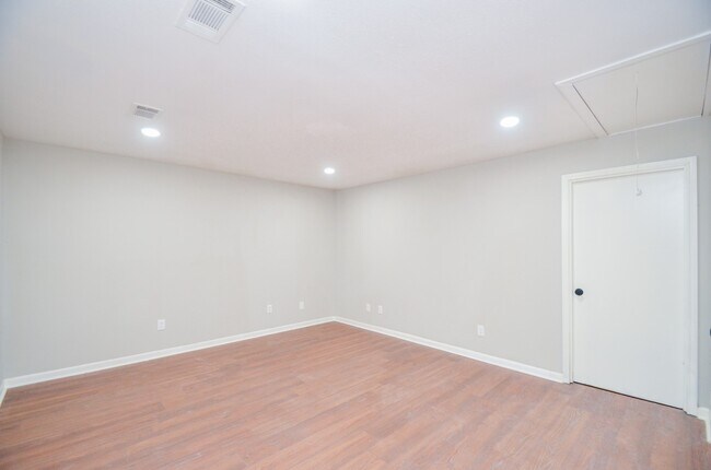 Building Photo - 123 Cypress Ln