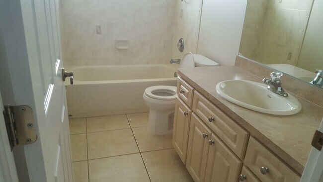 Building Photo - 1405 NE 5th Pl