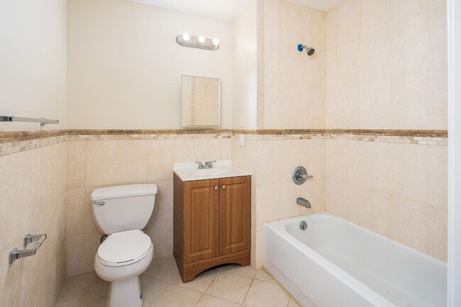 Building Photo - 528 47th St