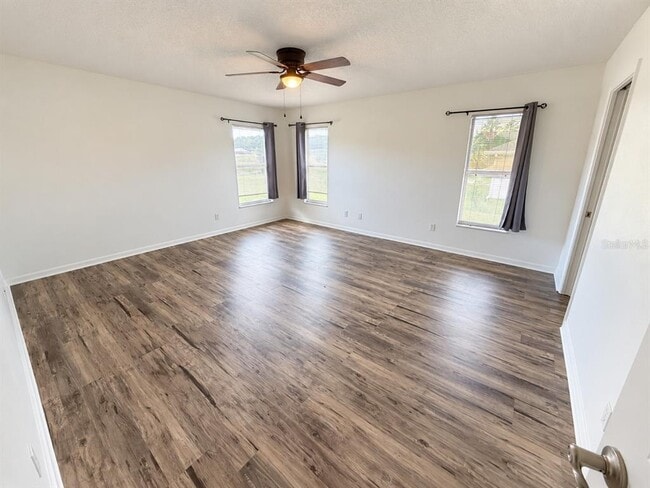 Building Photo - 1325 Oakwood Ct