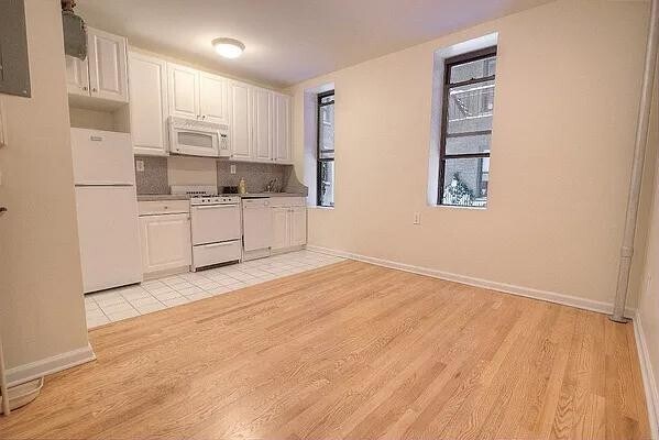 Building Photo - 305 W 45th St