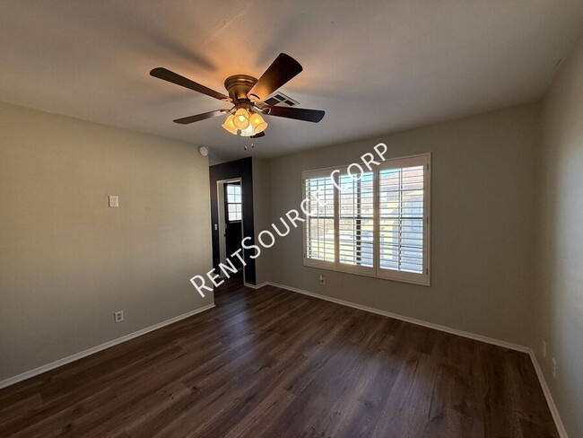 Building Photo - 2 Bedroom/2.5 Bathroom Two Story Town Home...