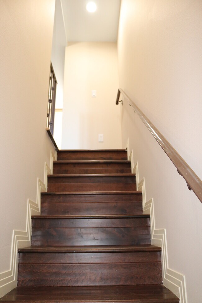 Staircase upstairs - 4904 Laurel Canyon Blvd