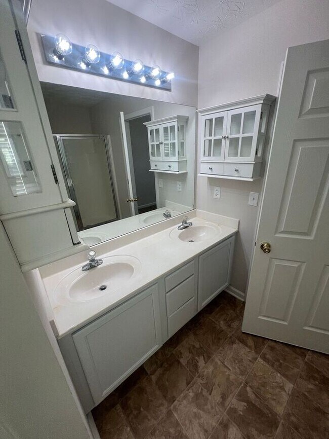 Building Photo - Beautiful Home in the Highly Sought-After ...