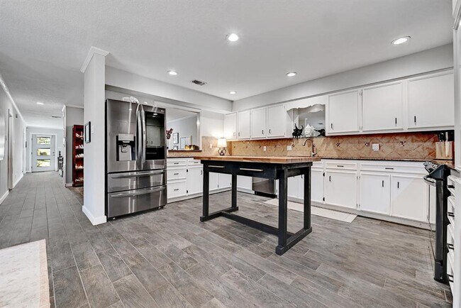 Building Photo - 11133 Pinehurst Dr