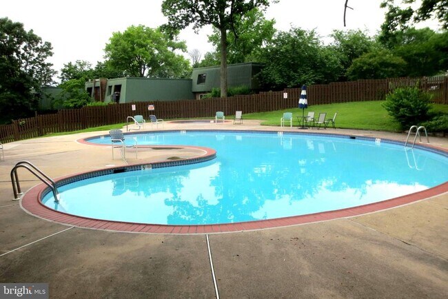 Building Photo - 424 Meadowview Ln