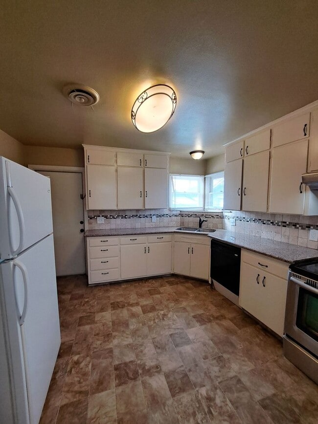 Building Photo - Single-Level 2BR Apartment with Garage in Fresno!