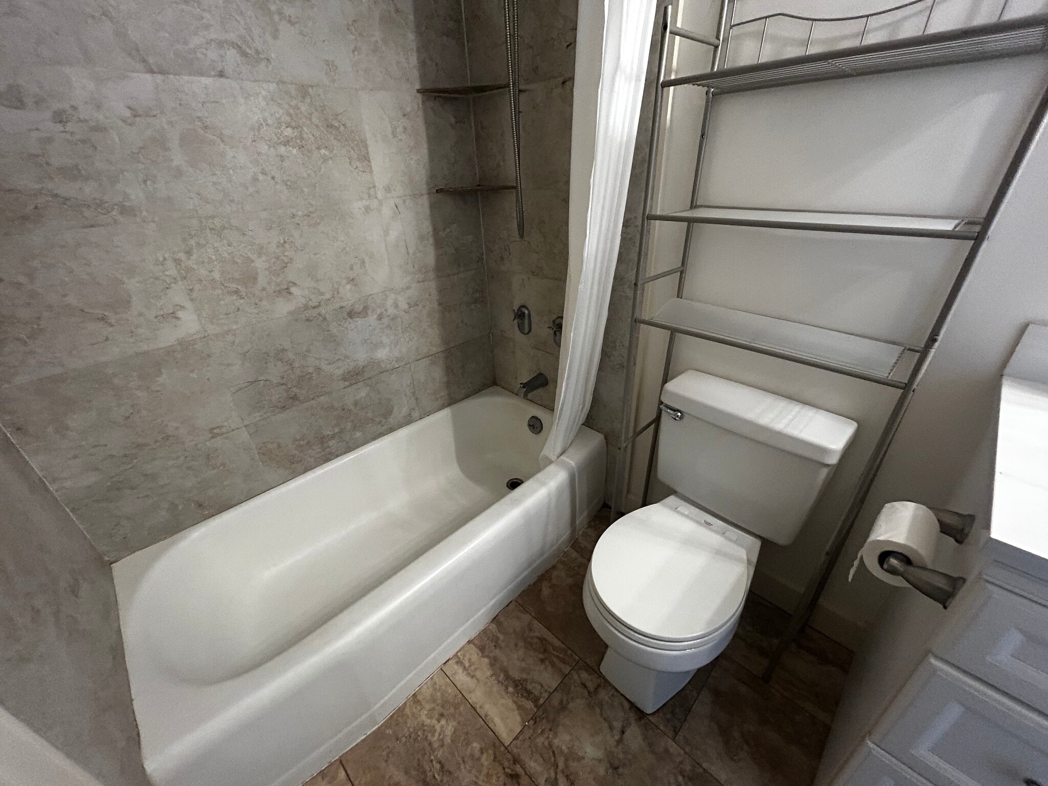 Bathtub and toilet - 1515 Nuuanu Ave