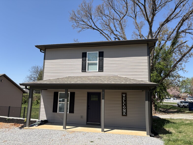 4 bedroom / 4 bathroom furnished. Rooms rent separately. - 814 Carson St