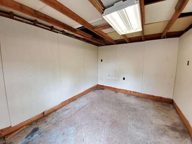 Building Photo - 3 Bed 2 Bath Home w/ storage shed