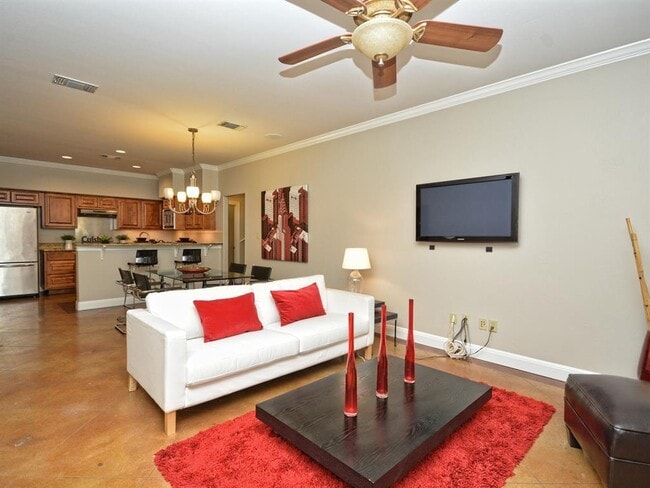 Building Photo - 907 Ellingson Ln