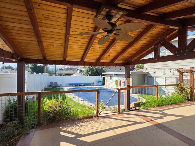 Building Photo - 3Bedroom, 2.5 Bath Mid Century Modern Home...
