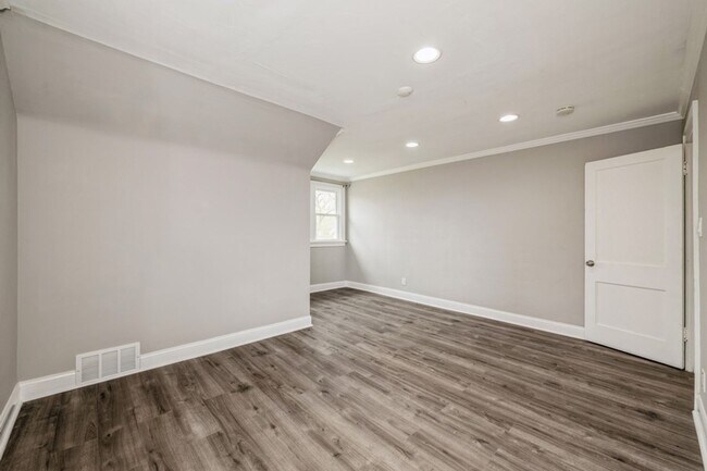 Building Photo - 545 Skokie Ave