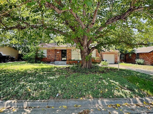 Primary Photo - Quaint 3 bedroom in the Wilshire Addition in Fort Worth!