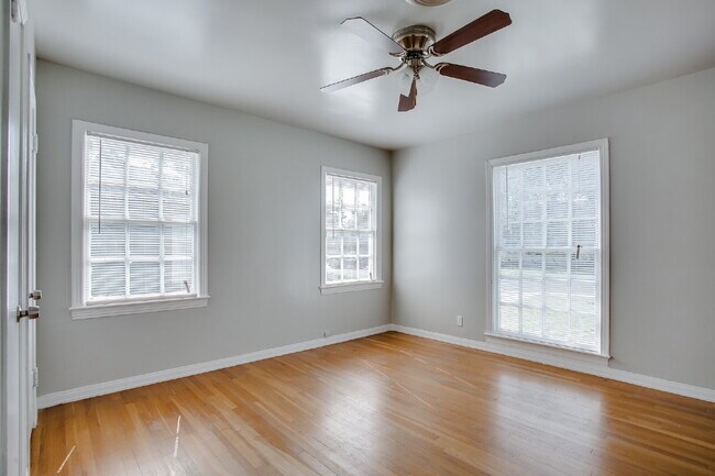 Building Photo - Large 3/2 Available for July!