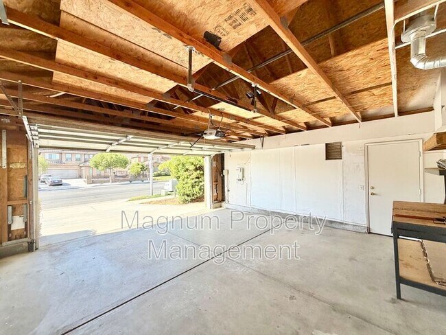 Building Photo - 102 Goldenrod Ave