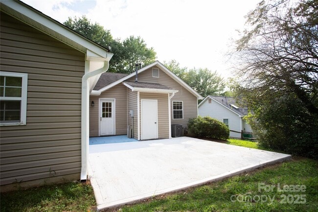 Building Photo - 322 Cottonwood Park Dr