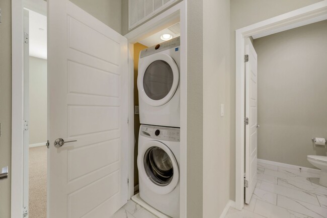Building Photo - Gorgeous highly upgraded townhouse!