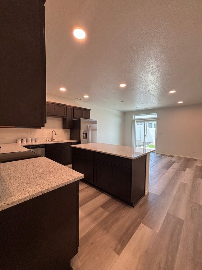 Building Photo - 3bd 2.5ba Townhome - Ready for Move-In
