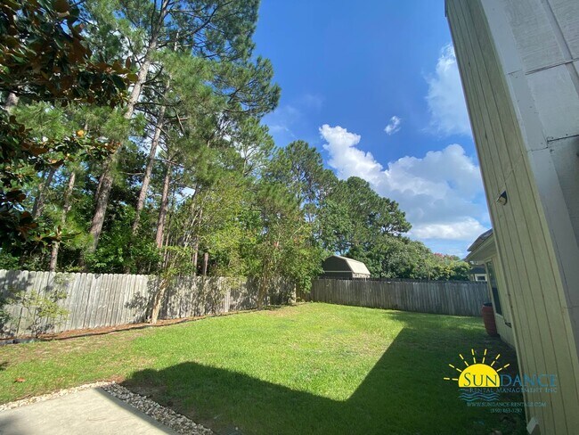 Building Photo - Spacious 3-Bedroom Home in Mary Esther Nea...