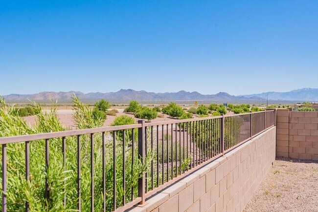 Building Photo - Pending/ Rented - Discover the perfect blend of comfort and style in Gladden Farms