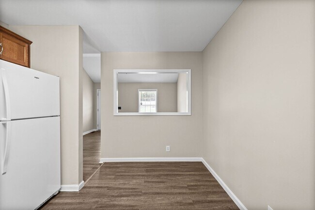 Building Photo - Pet Friendly Three Bedroom!