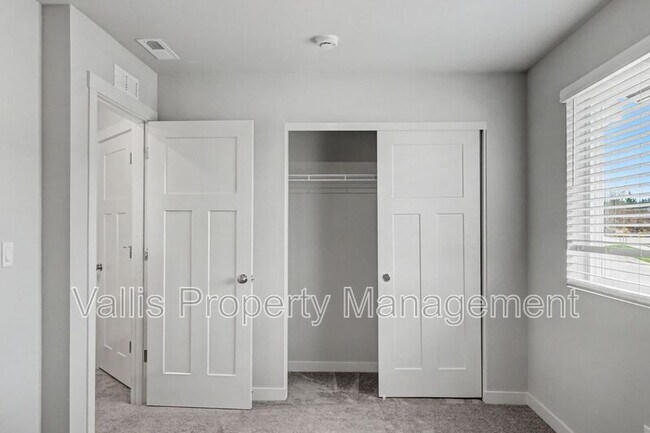 Building Photo - 2618 Mount St Helens Ave SE