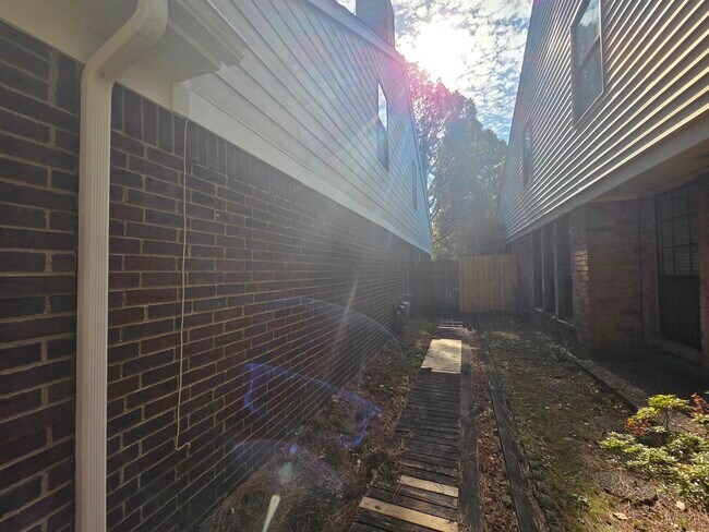 Building Photo - 8333 Twin Rivers Dr