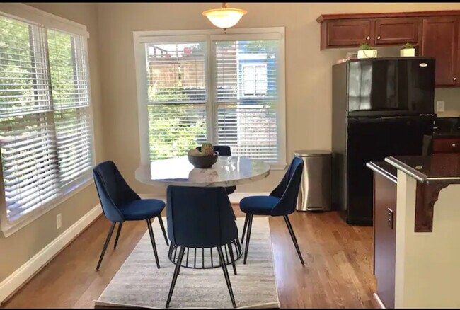 Dining area - 560 Morgan St NE