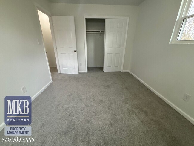 Building Photo - Ruddell Road Triplex