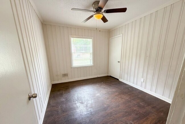 Building Photo - 1502 Rolling Hills Dr
