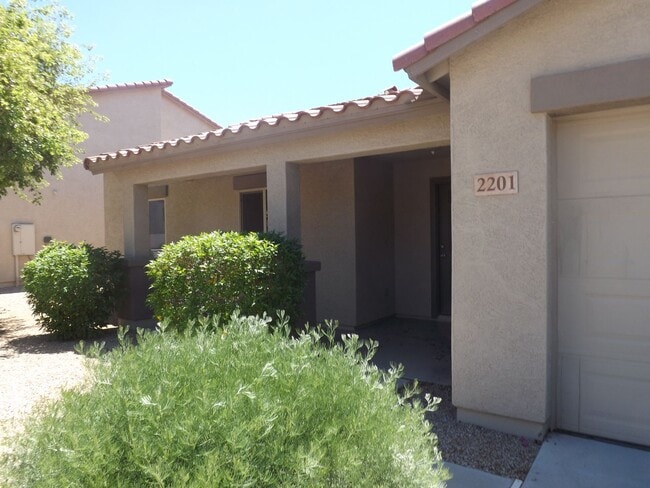 Building Photo - 2201 E Yuma Ave