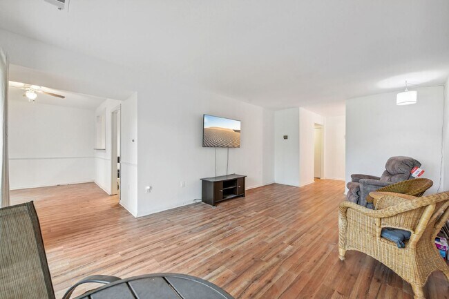 Building Photo - Check out this delightful 1 bed and 1 bath condo For Rent in a prime Fairfax location!