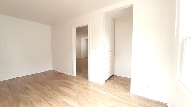 Building Photo - Beautiful 2 bedroom House...Just for you!