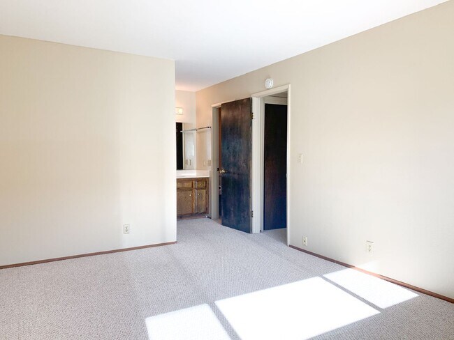 Building Photo - Comfortable Single-Level Living in a Prime Los Gatos Location