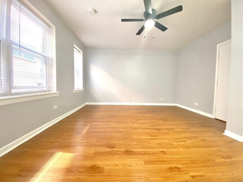 Building Photo - 4241 N Kenmore Ave