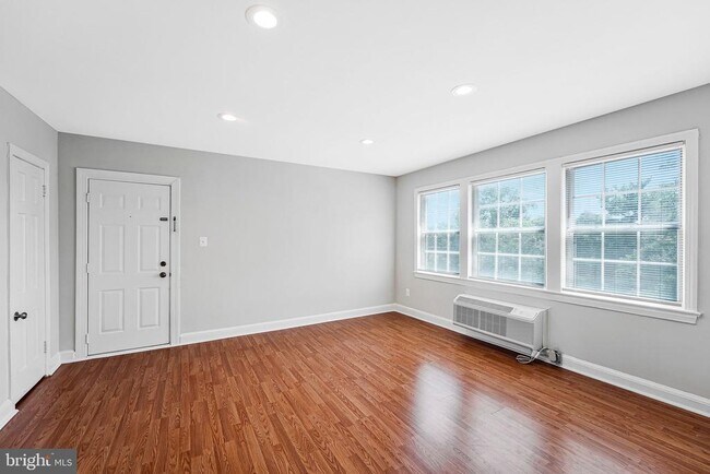 Building Photo - 1808 W Abingdon Dr